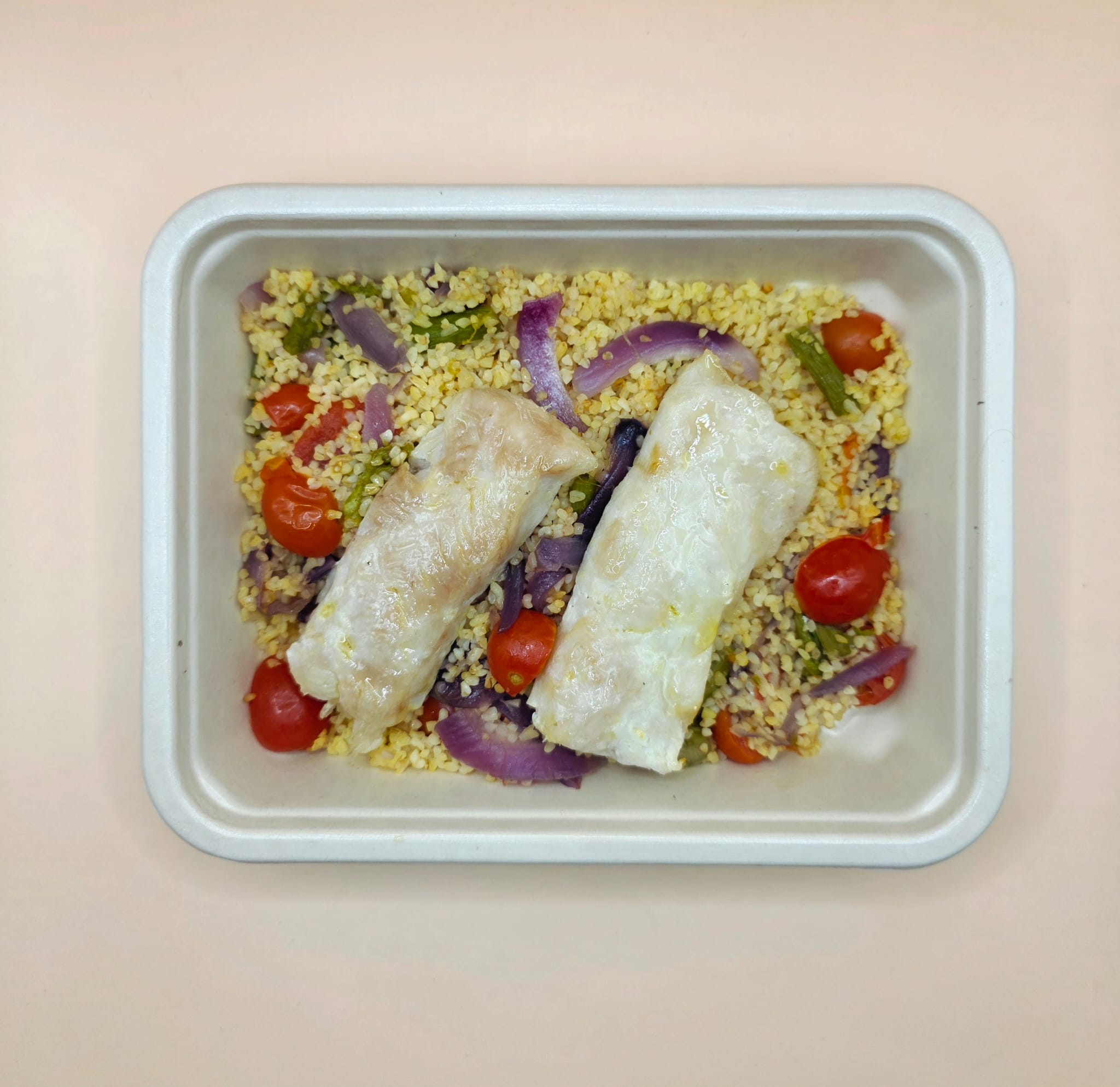 Lombos de pescada no forno com bulgur de legumes assados