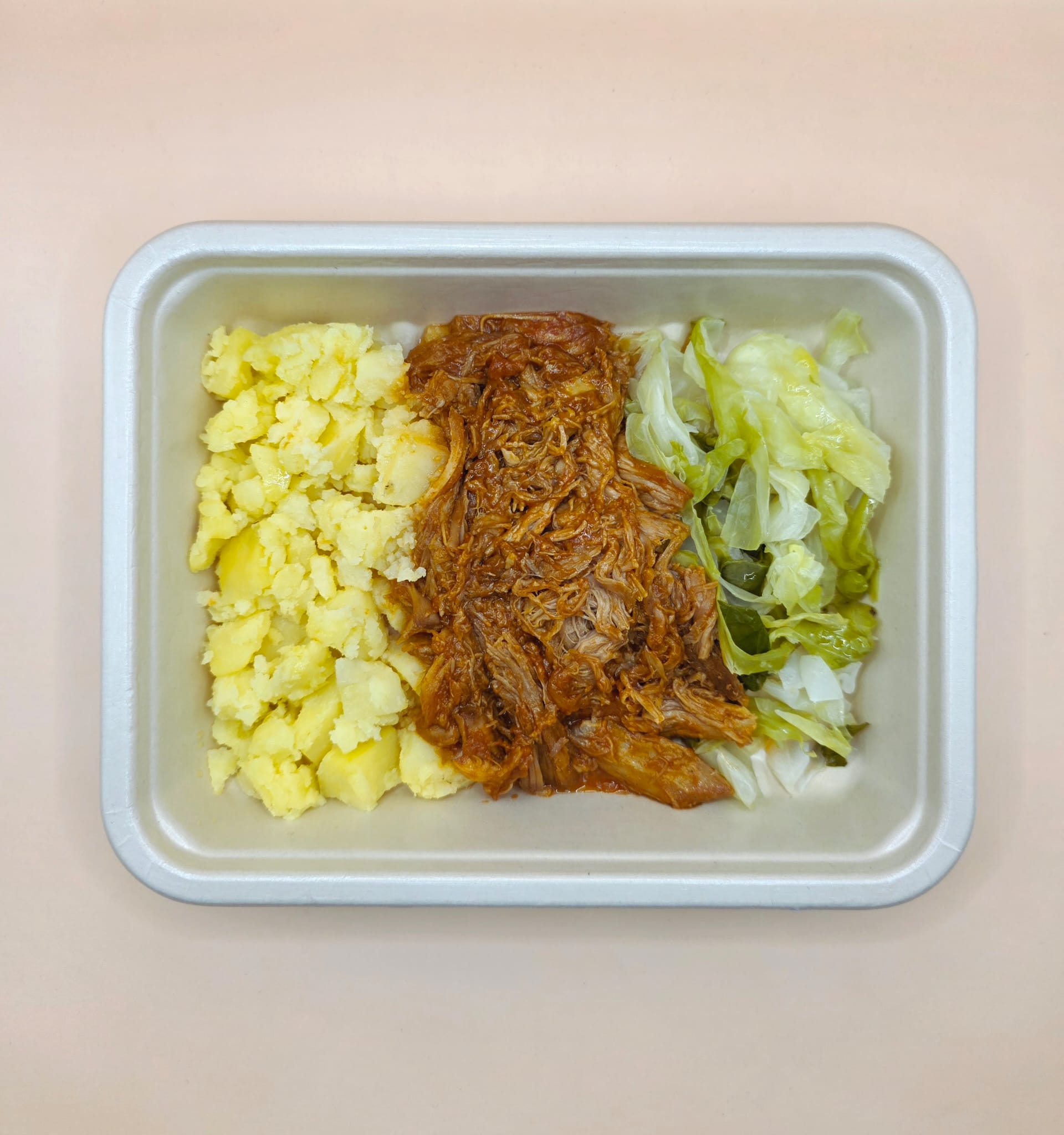“Pulled pork” com esmagada de batata e couve salteada