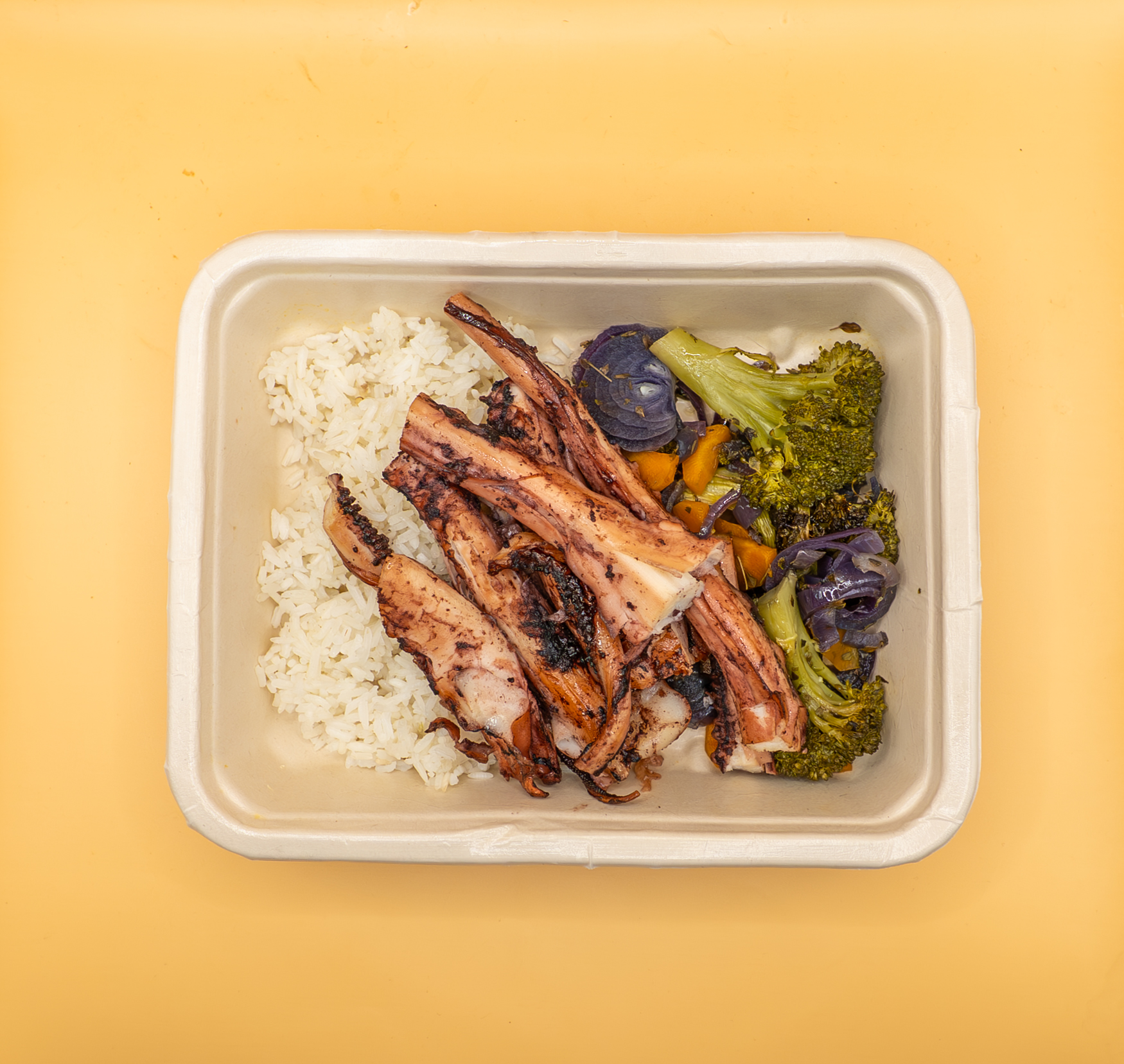 Tentáculos de pota assados com arroz thai e legumes no forno