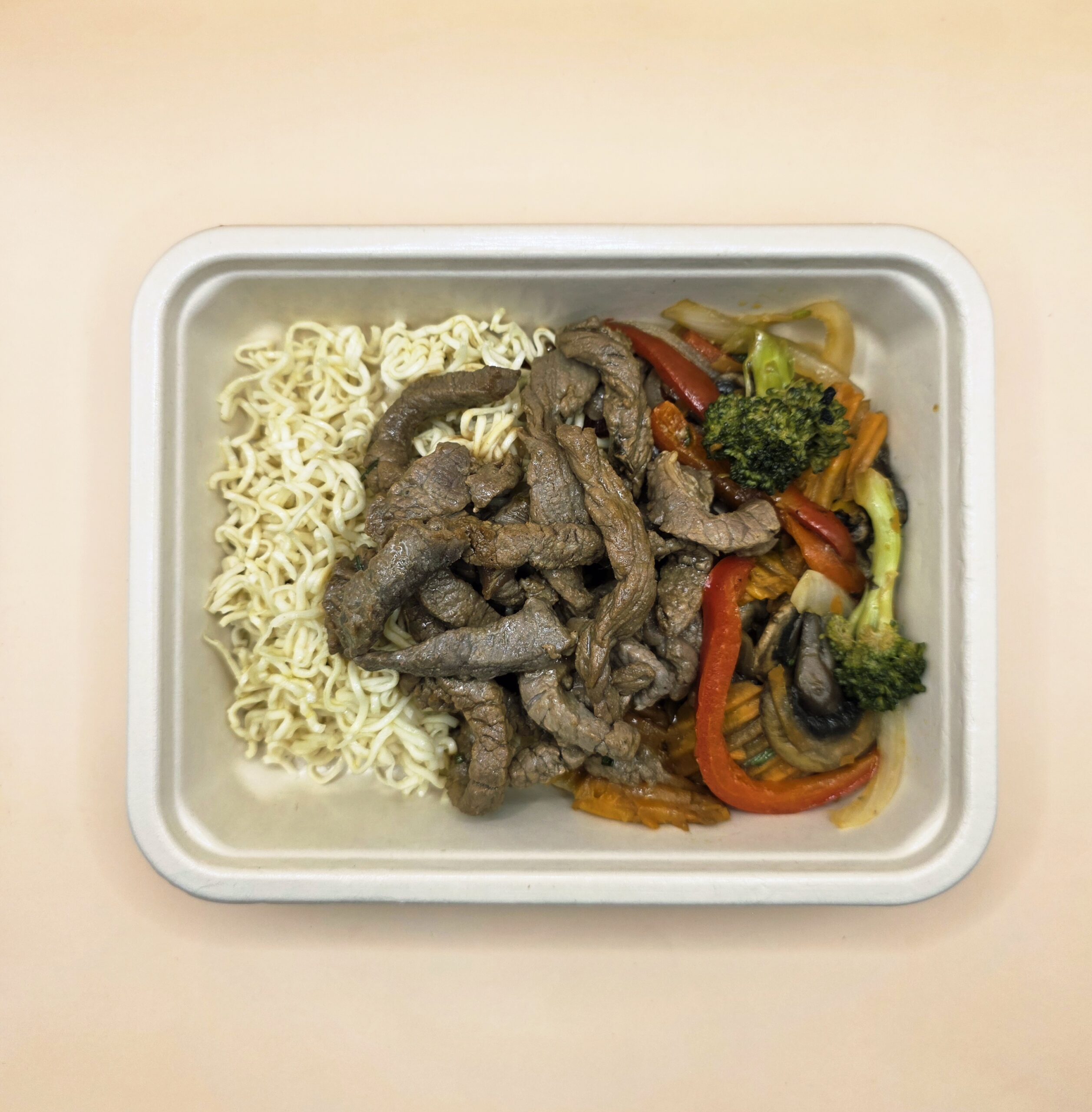 Chop Suey de vaca com noodles e legumes