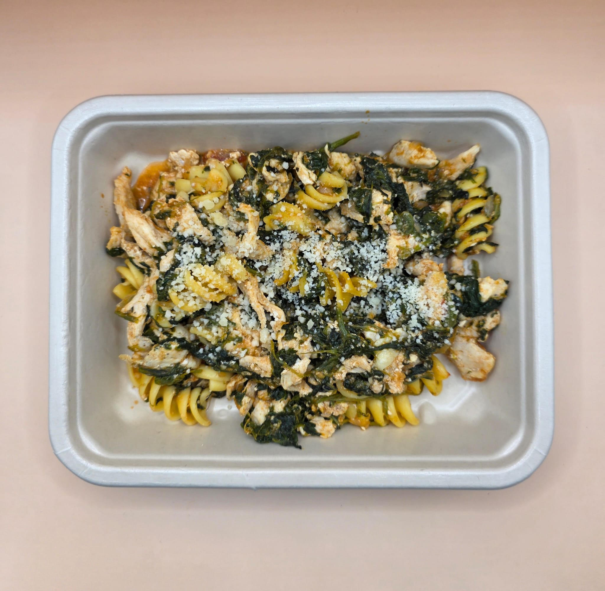 One pot de frango com fusilli, espinafres e parmesão