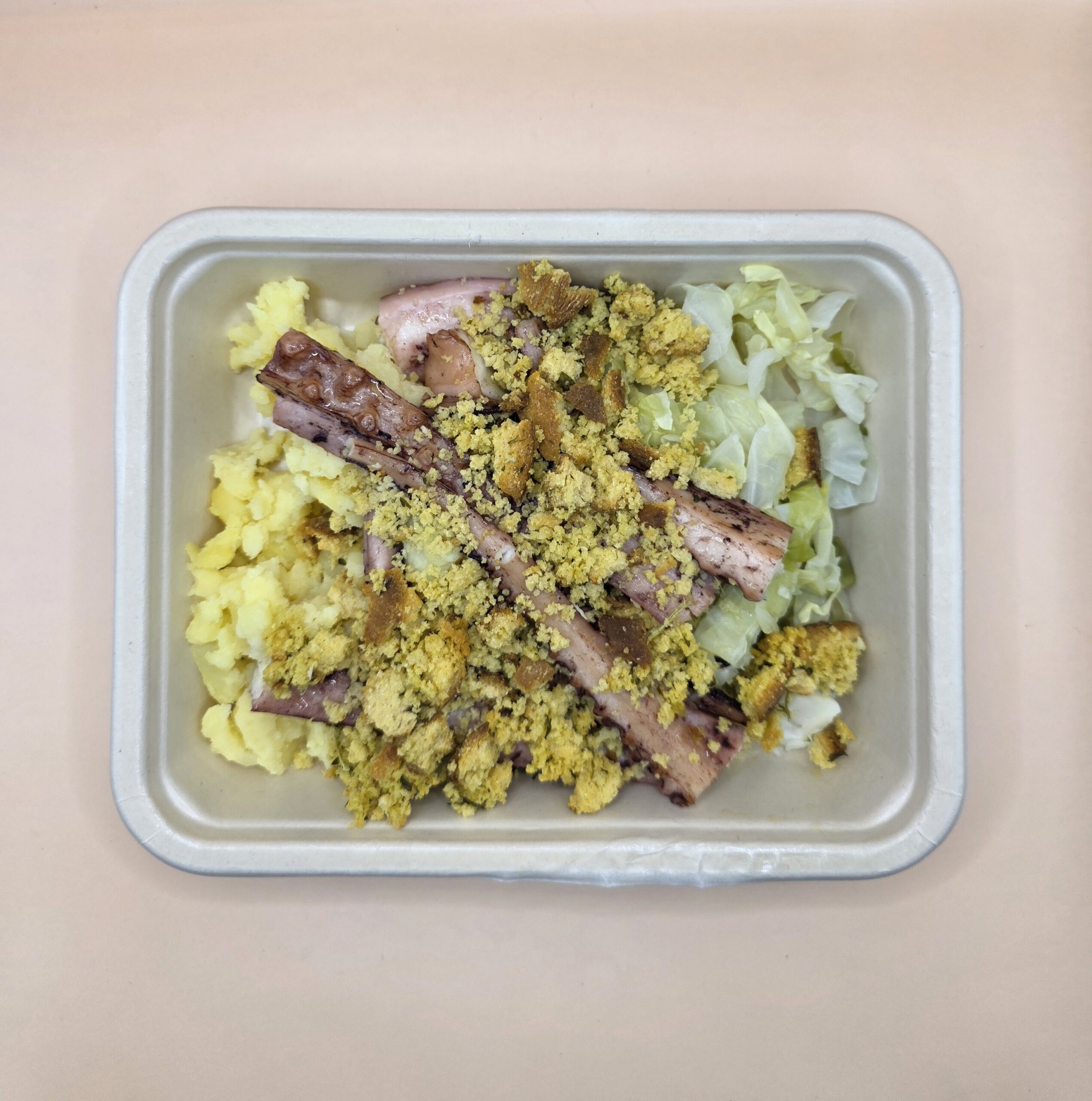 Pota no forno com crosta de broa, esmagada de batata e couve