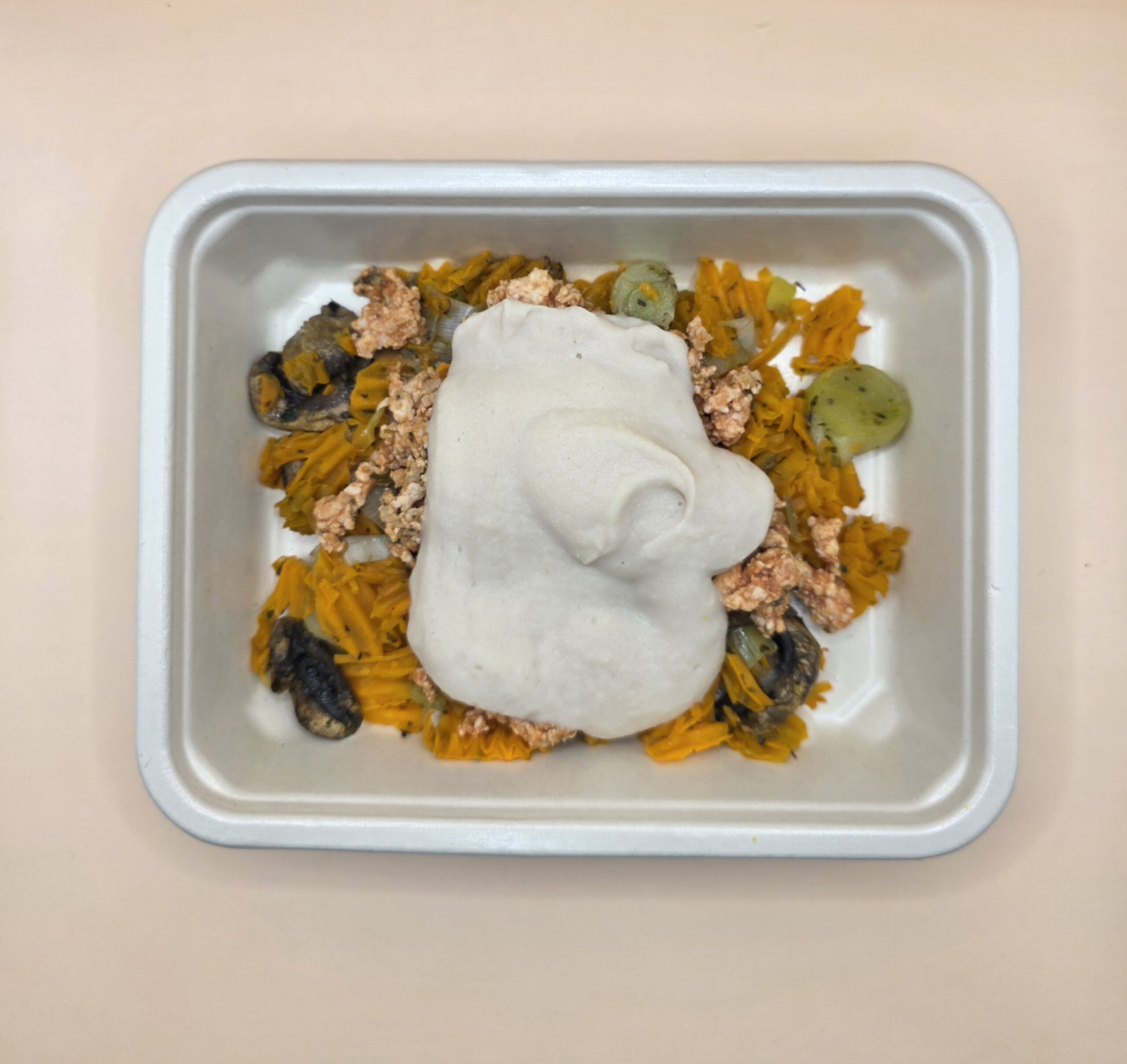 Empadão de peru com base de legumes, cogumelos e puré de feijão branco