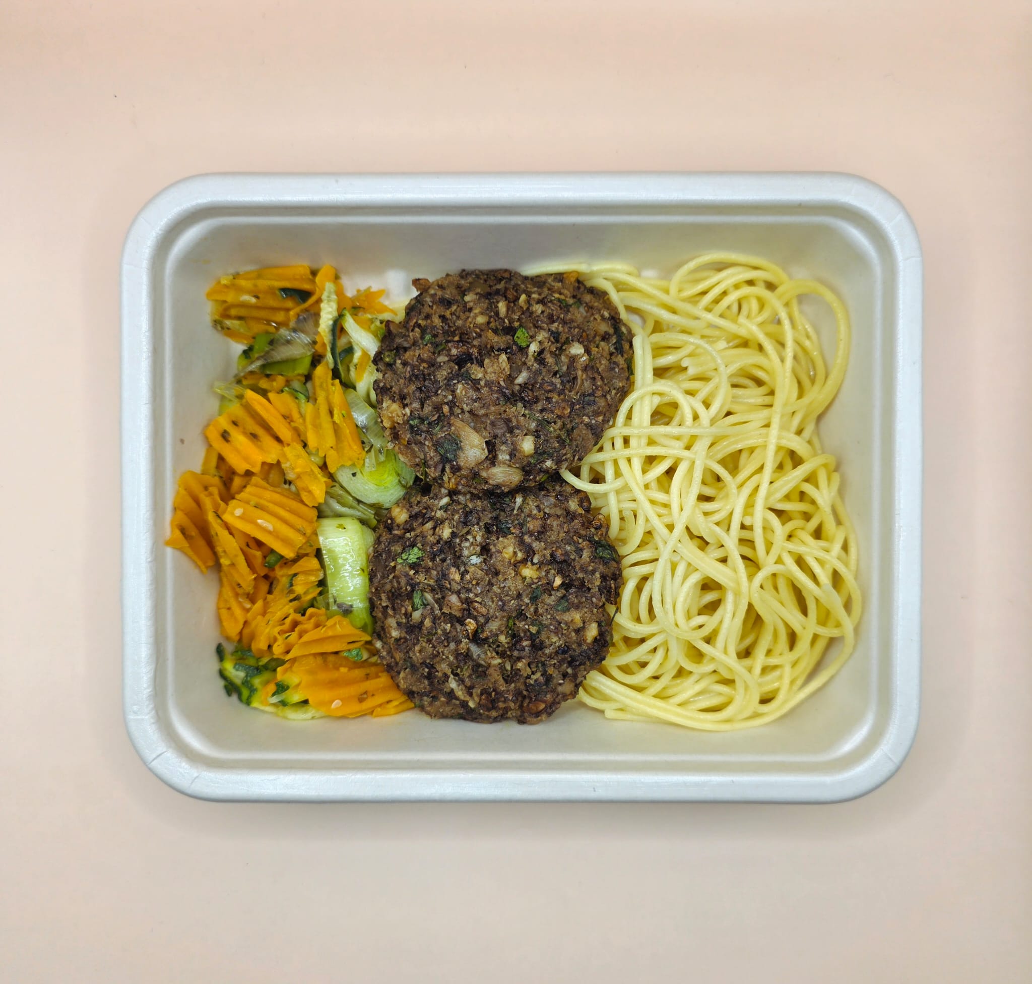 Hambúrguer de cogumelos e noz, esparguete e legumes salteados (vegan)
