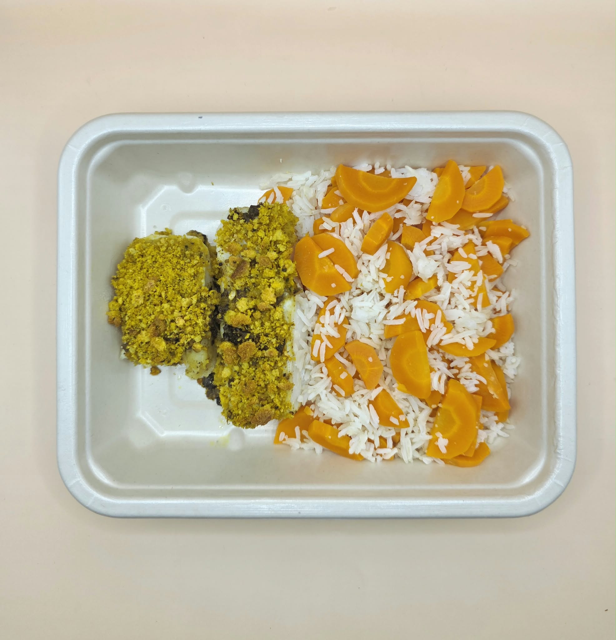 Pescada com creme de alho francês e cogumelos com arroz de cenoura