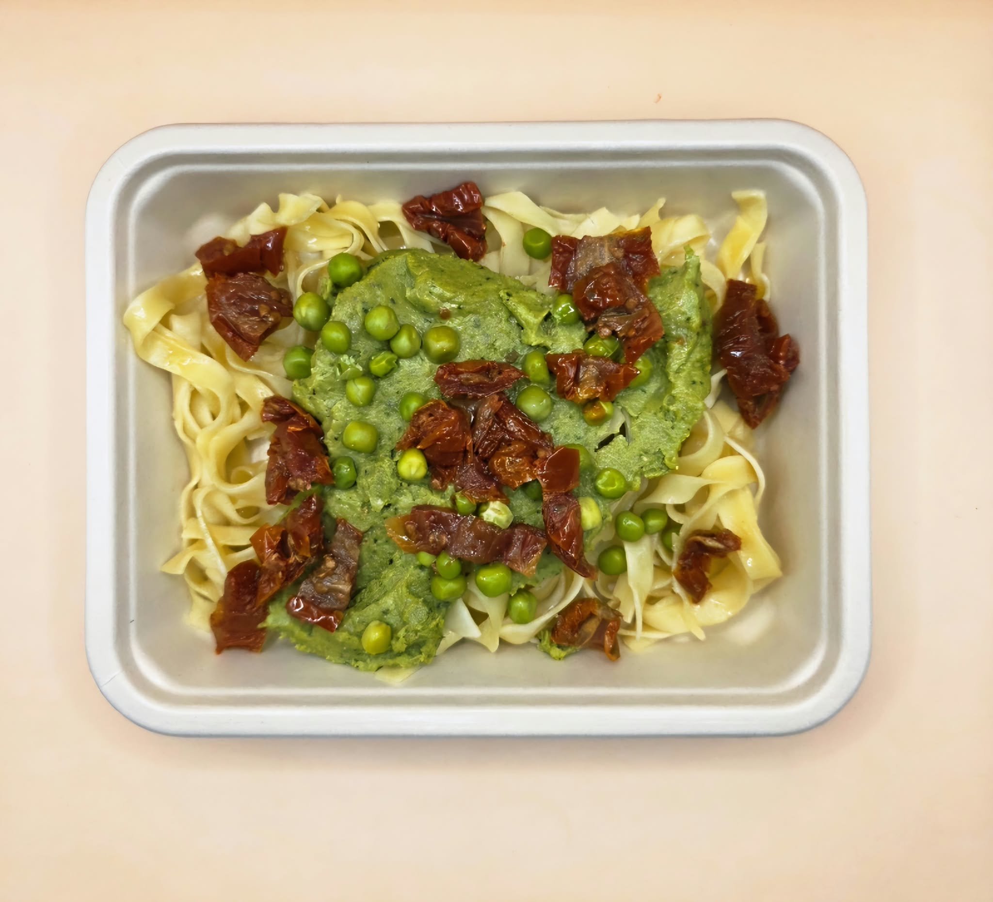 Tagliatelle com pesto de ervilhas e tomate seco (vegetariano)
