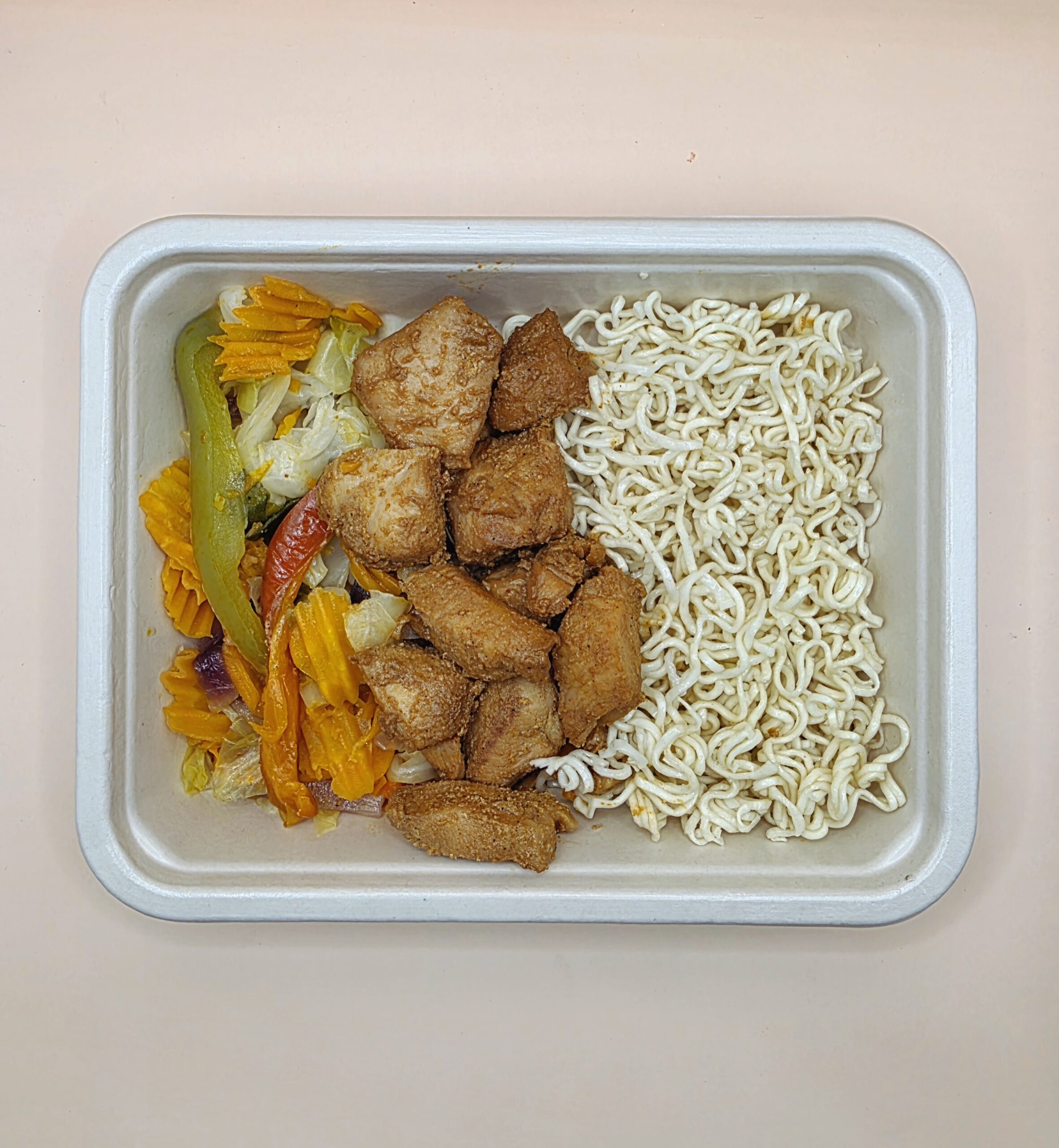 Frango à Tailandesa com noodles e vegetais salteados