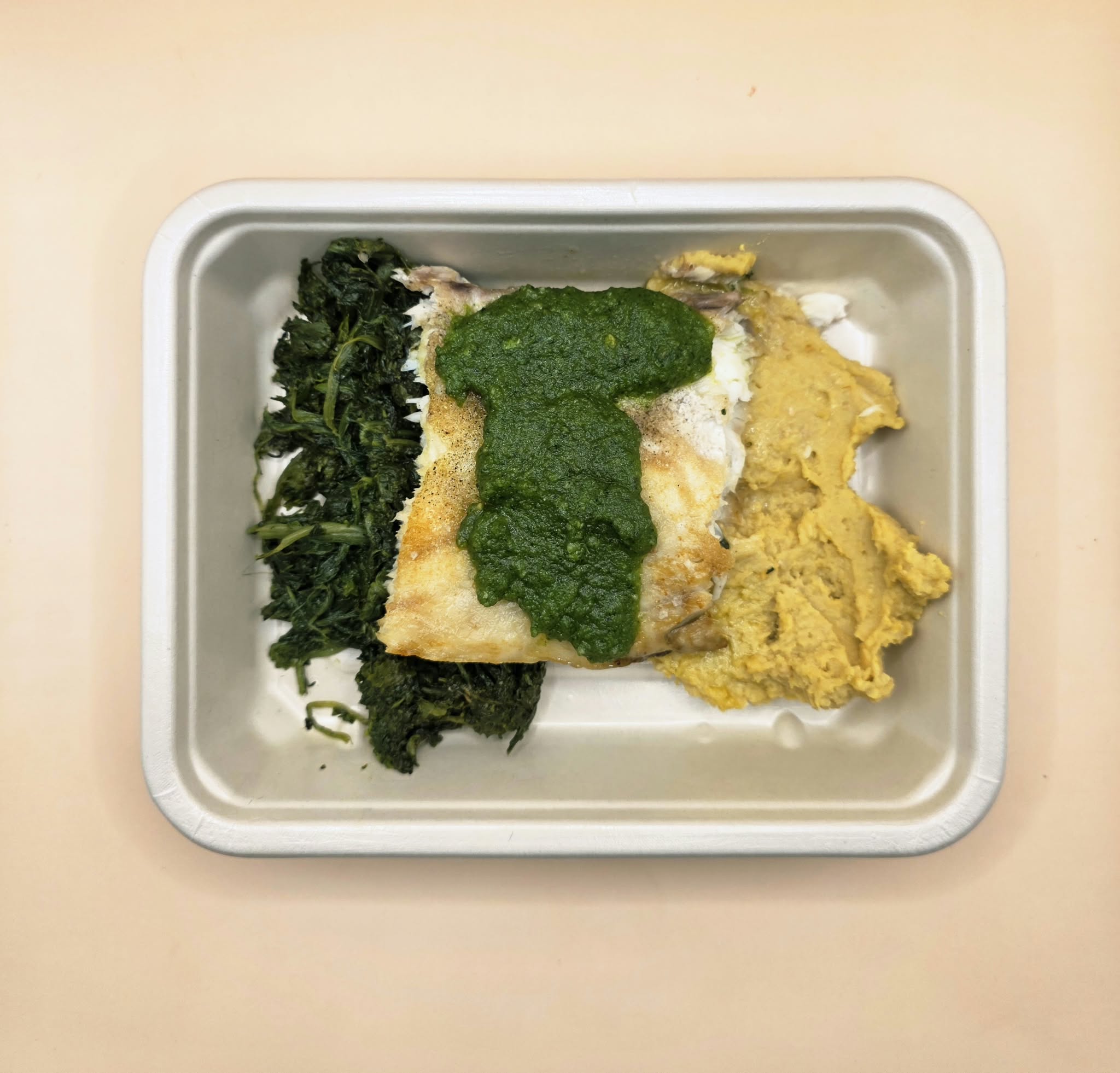 Perca no forno com molho pesto, puré de grão e espinafres salteados