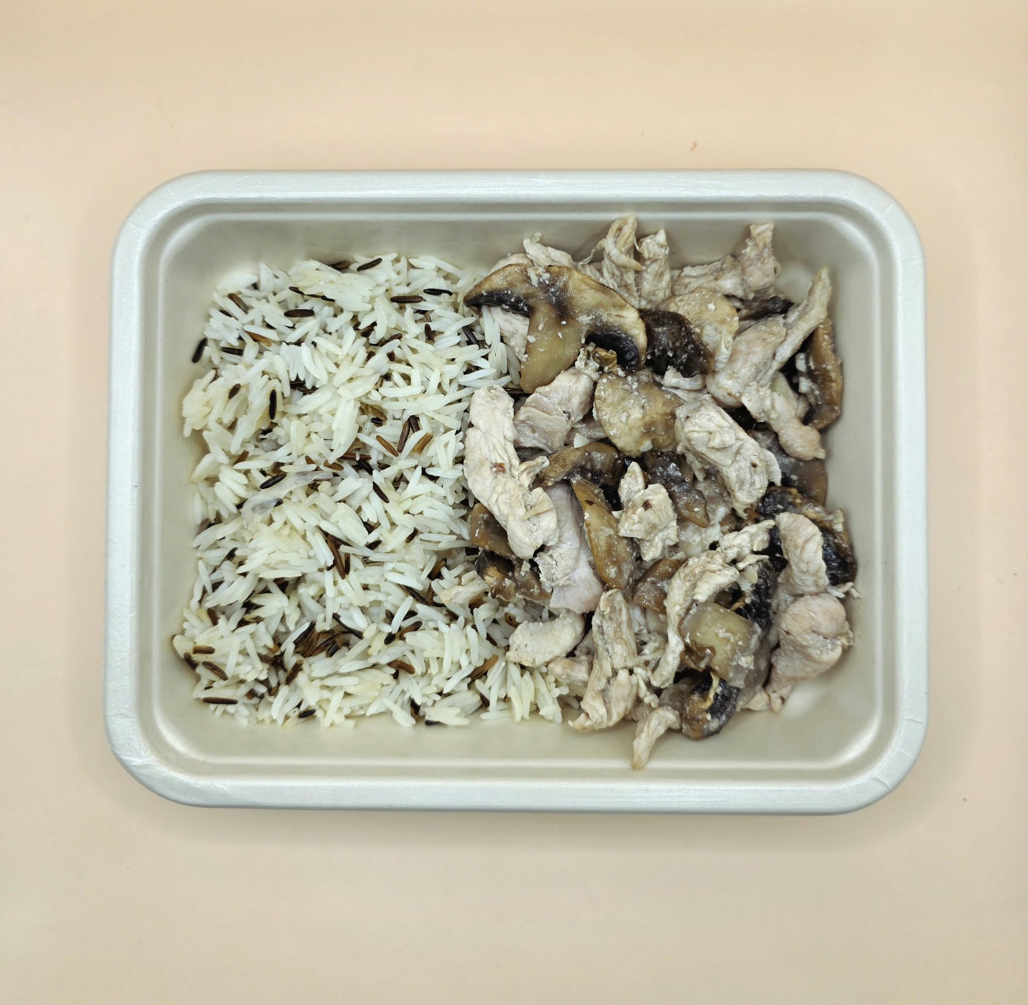 Strogonoff de peru com cogumelos e arroz selvagem